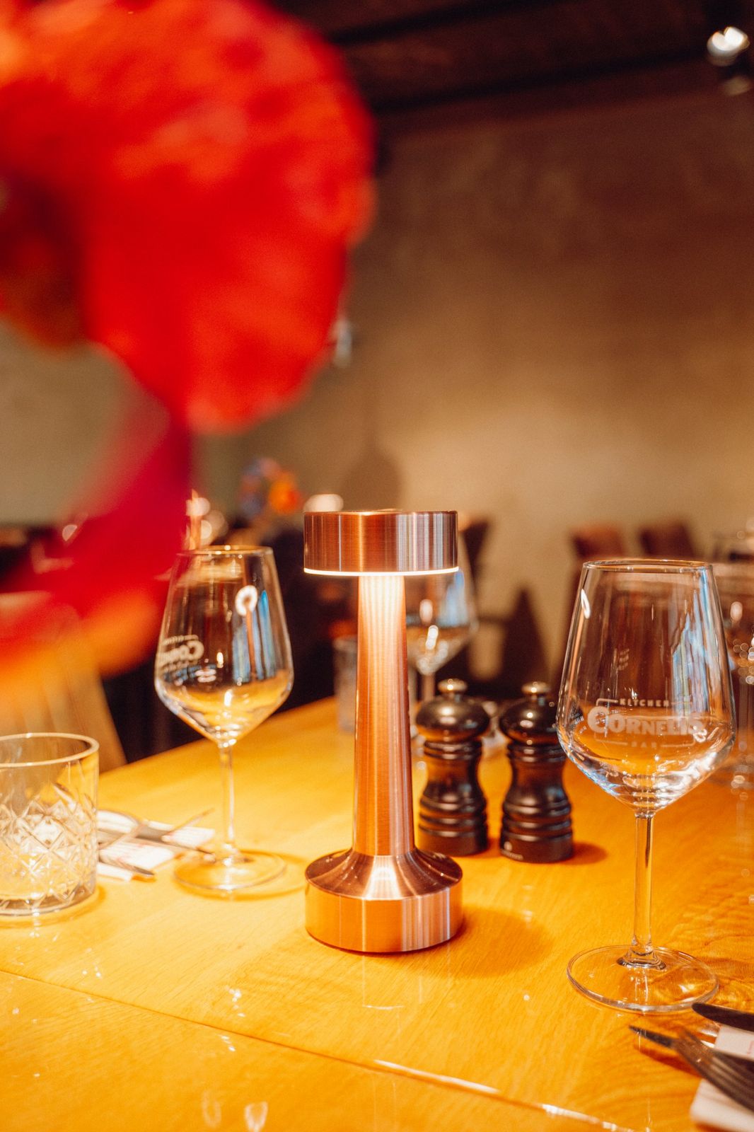 Koperen Lumiq lamp op tafel